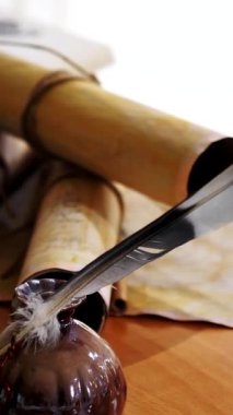 Dikey. Eski parşömen, zamana bağlı. Yıllanmış parşömenler ve mumlar. El yazmaları, antik belgeler, belgeler. Tarihi bir buluş, bir hazine. Kalem, çağların sırrı. Parşömenler, bir mum