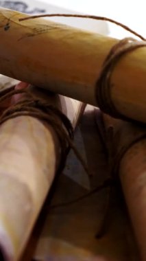 Dikey. Eski parşömen, zamana bağlı. Yıllanmış parşömenler ve mumlar. El yazmaları, antik belgeler, belgeler. Tarihi bir buluş, bir hazine. Kalem, çağların sırrı. Parşömenler, bir mum