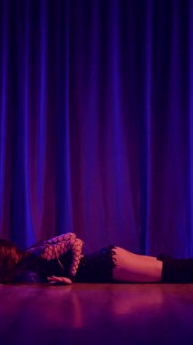 Dikey. Baştan çıkarıcı dans eden seksi kadın. Yüksek topuklu bir dansçı, canlı renklerle yıkanmış, sahnenin heyecan verici enerjisini somutlaştırıyor. Yüksek topuklular, burlesk performansı, striptiz...