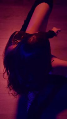 Dikey. Baştan çıkarıcı dans eden seksi kadın. Yüksek topuklu bir dansçı, canlı renklerle yıkanmış, sahnenin heyecan verici enerjisini somutlaştırıyor. Yüksek topuklular, burlesk performansı, striptiz...