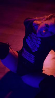 Dikey. Baştan çıkarıcı dans eden seksi kadın. Yüksek topuklu bir dansçı, canlı renklerle yıkanmış, sahnenin heyecan verici enerjisini somutlaştırıyor. Yüksek topuklular, burlesk performansı, striptiz...