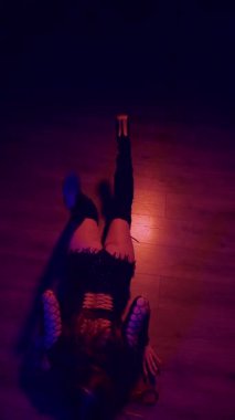 Dikey. Baştan çıkarıcı dans eden seksi kadın. Yüksek topuklu bir dansçı, canlı renklerle yıkanmış, sahnenin heyecan verici enerjisini somutlaştırıyor. Yüksek topuklular, burlesk performansı, striptiz...