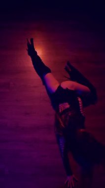 Dikey. Baştan çıkarıcı dans eden seksi kadın. Yüksek topuklu bir dansçı, canlı renklerle yıkanmış, sahnenin heyecan verici enerjisini somutlaştırıyor. Yüksek topuklular, burlesk performansı, striptiz...