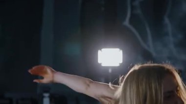 Spor salonunda egzersiz yapan kaslı bir kadın. Atletizm antrenmanı. Güzel vücudunu ve vücut şeklini gösteren güçlü atletik kadın..