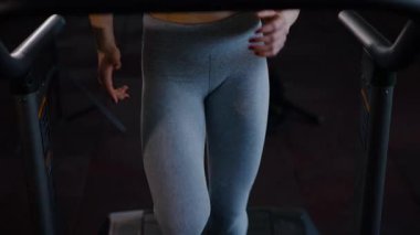 Spor salonunda egzersiz yapan kaslı bir kadın. Atletizm antrenmanı. Güzel vücudunu ve vücut şeklini gösteren güçlü atletik kadın..