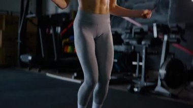 Spor salonunda egzersiz yapan kaslı bir kadın. Atletizm antrenmanı. Güzel vücudunu ve vücut şeklini gösteren güçlü atletik kadın..