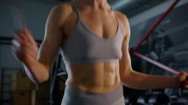 Spor salonunda egzersiz yapan kaslı bir kadın. Atletizm antrenmanı. Güzel vücudunu ve vücut şeklini gösteren güçlü atletik kadın..