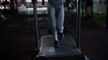 Spor salonunda egzersiz yapan kaslı bir kadın. Atletizm antrenmanı. Güzel vücudunu ve vücut şeklini gösteren güçlü atletik kadın..