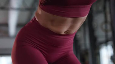 Spor salonunda spor bisikletine binen bir kadın. Jimnastik seansı devam ediyor, bir kadının kendini adaması aşikâr. Hareketli bir kadın, yoğun yakıtlı. Anahtar sözcük dili: İngilizce