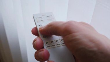 Bir el, akıllı bir ev kontrolünün üzerinde, ambiyansı ayarlamaya hazır. Pürüzsüz bir kumandadan basit bir emirle odayı aydınlatmak. Çevre üzerindeki tam kontrol, her seferinde bir dokunuş..