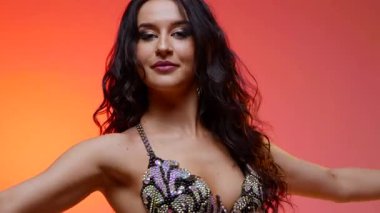 Siyah sutyen ve etekle göbek dansı yapan güzel bir genç kadın. Güzel vücutlu narin bir kız doğu dansları yapar. Doğulu göbek dansı.