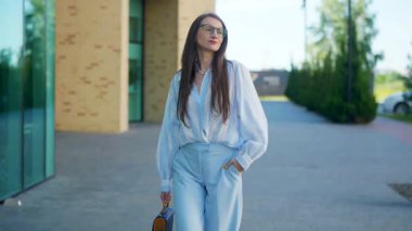 Mutlu bir kadın şehrin ortasında neşeyle yürür. Başarılı bir iş kadını dans eder ve güler. Kız zaferiyle seviniyor..