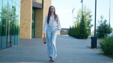 Mutlu bir kadın şehrin ortasında neşeyle yürür. Başarılı bir iş kadını dans eder ve güler. Kız zaferiyle seviniyor..