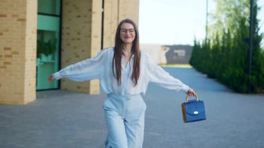 Mutlu bir kadın şehrin ortasında neşeyle yürür. Başarılı bir iş kadını dans eder ve güler. Kız zaferiyle seviniyor..