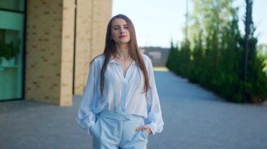 Mutlu bir kadın şehrin ortasında neşeyle yürür. Başarılı bir iş kadını dans eder ve güler. Kız zaferiyle seviniyor..