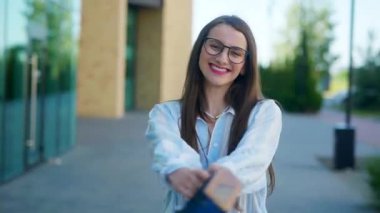 Mutlu bir kadın şehrin ortasında neşeyle yürür. Başarılı bir iş kadını dans eder ve güler. Kız zaferiyle seviniyor..