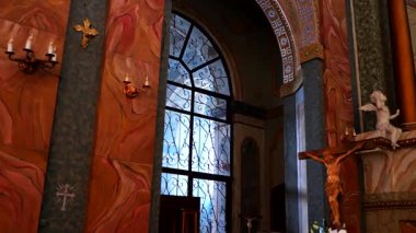 Sanatçılık mabedi. Boyalı kemerler ve dekoratif motifler inanç ve bağlılığın hikayelerini fısıldıyor. Bir avize asılı, ışık feneri. Süslü tavan, renklerin bir kaleydoskop, kemerli duvarlarla buluşur, derin bir huzur hissi yaratır.. 