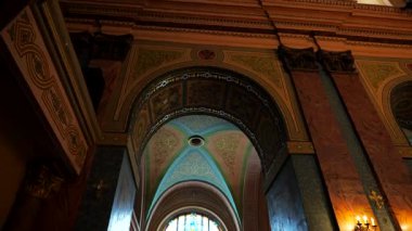 Süslü bir sığınak, altın ışıkla yıkanmış, karmaşık detaylar ve dini sanatlar sergileniyor. Nefes kesici bir iç mekan, vitray, heykel figürler ve katedralde görkemli bir avize..