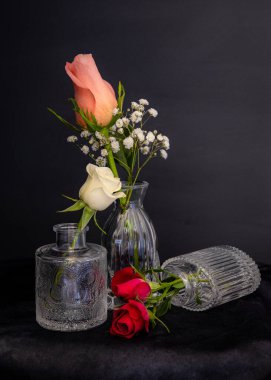 Şeftali rengi gül goncası minyon cam vazoda.. 