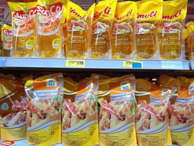 Bogor, Endonezya - 14 Mart 2024: Marka Endonezya yemek yağı markası süpermarket rafında sergileniyor.