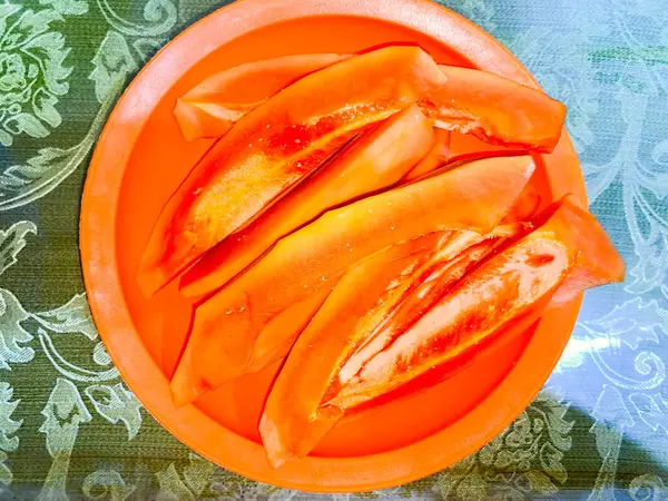 Soyulmuş taze papaya meyvesi. Papaya meyvesi yemeye hazır..