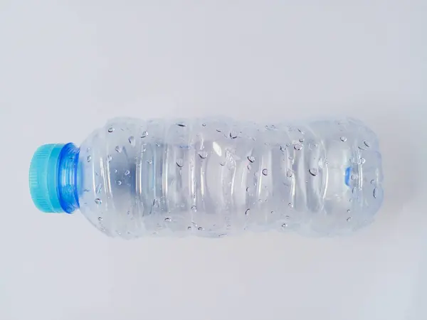 Beyaz arka planda boş plastik şişe. Beyaz arka planda kullanılmış plastik şişe..