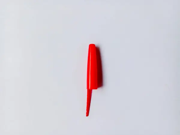 Beyaz arkaplanda kırmızı tükenmez kalem kapağı izole edildi.