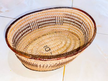 Güzel örülmüş rattan sepeti. Giysiler, pantolonlar için Rattan sepeti, vs..