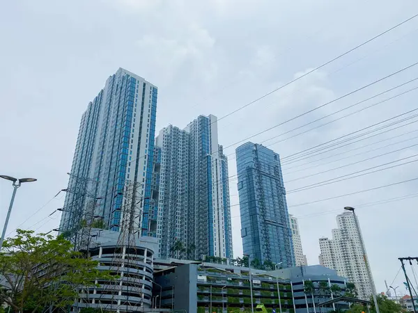 Gündüz otel binasının portresi. Otel binası uzun ve görkemli..