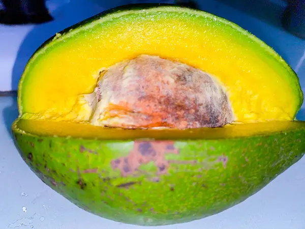 Lezzetli ve tatlı avokado dilimleri. Çeyrek avakado.