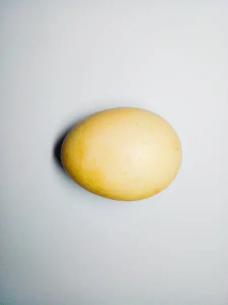Beyaz arka planda serbest tavuk yumurtası. Çiğ tavuk yumurtası..