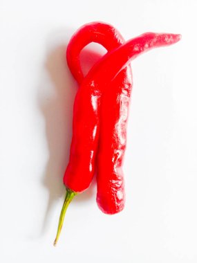 Beyaz arkaplanda büyük kırmızı biberler izole edildi.