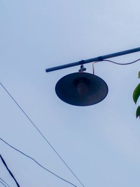 Gün boyunca sokak lambaları. Tepemde sokak lambaları asılı..