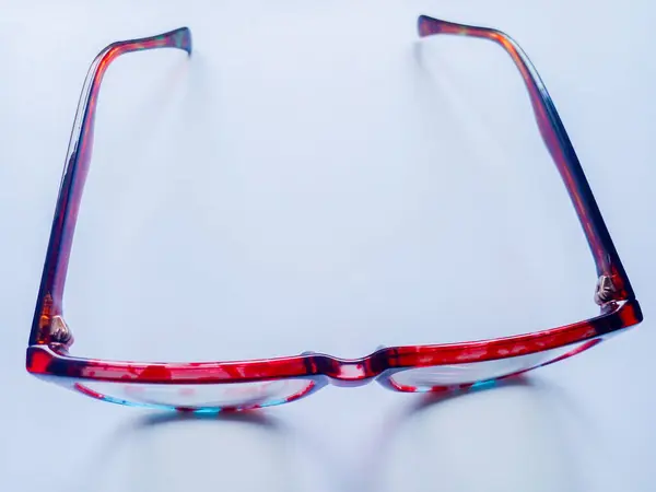 Beyaz arka planda kahverengi gözlükler. Yetişkinler için gözlük.