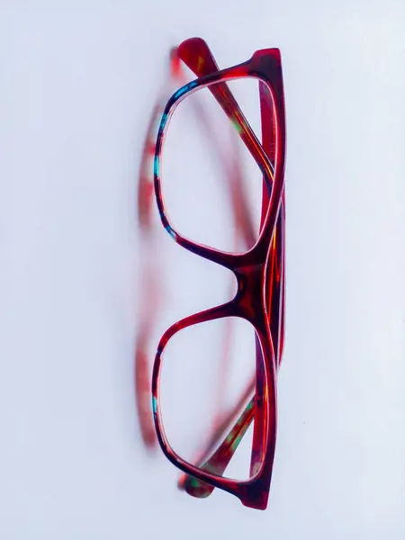 Beyaz arka planda kahverengi gözlükler. Yetişkinler için gözlük.