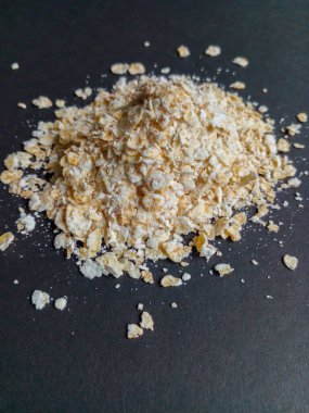 Siyah arka planda yulaf ezmesi. Kahvaltıda yulaf ezmesi.