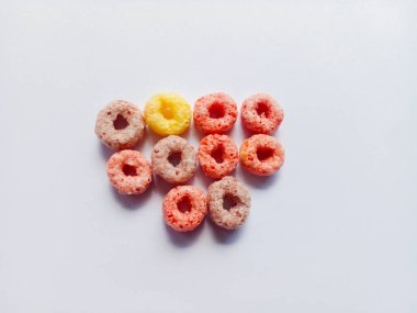 Beyaz arka planda meyve aromalı tahıl. Kahvaltıda gevrek..