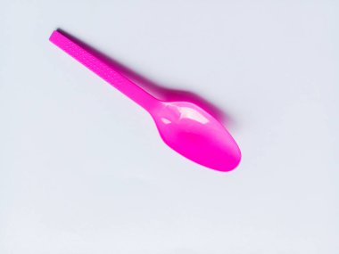 Beyaz arka planda izole edilmiş mor plastik kaşık. Yemek için plastik kaşık..