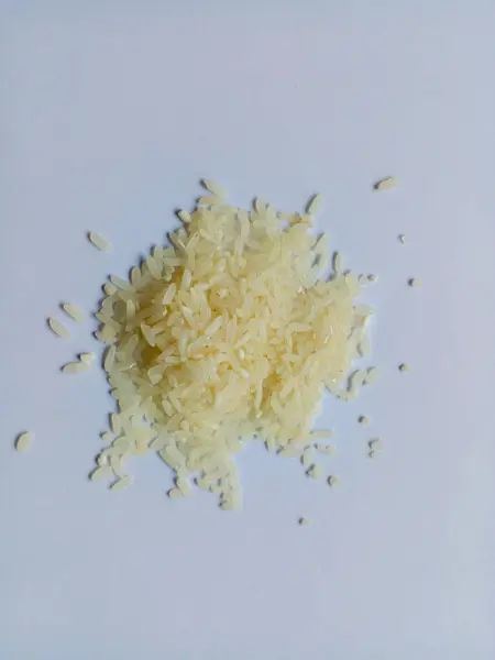 Beyaz arka planda izole edilmiş beyaz pirinç. Beyaz pirinç pişmeye hazır..