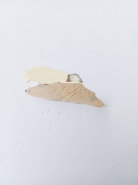 Hasarlı duvar boyası beyaz arka planda izole edilmiş. Hasarlı duvar boyası parçaları..