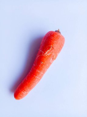 Beyaz arka planda izole edilmiş havuçlar. Yemek yapmak için havuç..