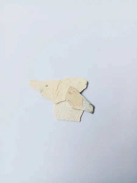 Hasarlı duvar boyası beyaz arka planda izole edilmiş. Hasarlı duvar boyası parçaları..