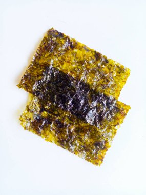 Deniz yosunu nori beyaz arka planda izole edilmiş. Yeşil yosun, nori..