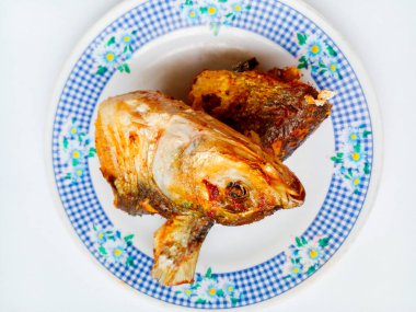 Beyaz arka planda izole edilmiş kızarmış sütçü balığı. Yan yemek hazır..