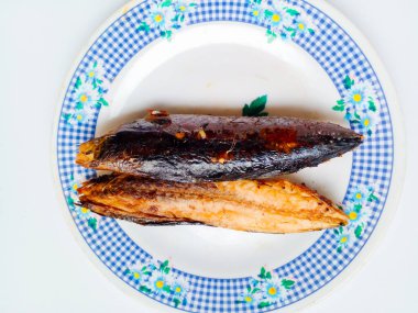 Beyaz arka planda izole edilmiş kızarmış küçük ton balığı. Yan yemek hazır..