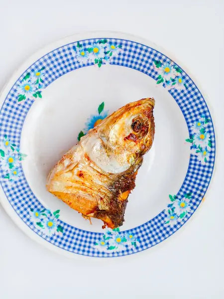 Beyaz arka planda izole edilmiş kızarmış sütçü balığı. Yan yemek hazır..