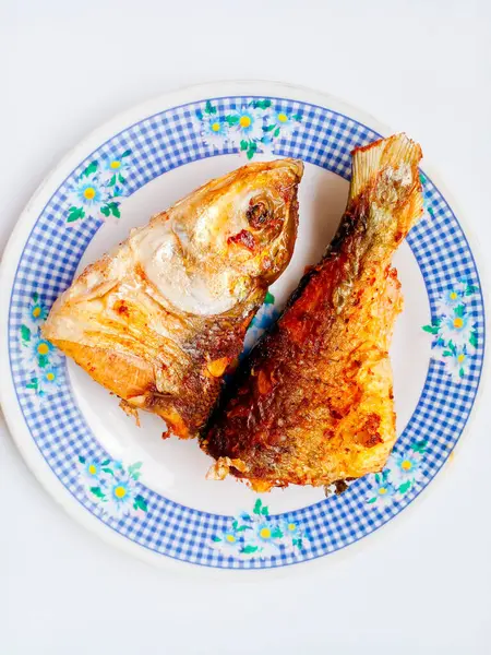 Beyaz arka planda izole edilmiş kızarmış sütçü balığı. Yan yemek hazır..