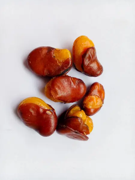 Beyaz arka planda izole edilmiş tuzlanmış nohut. Atıştırmalıklar hazır..