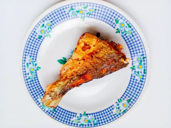 Beyaz arka planda izole edilmiş kızarmış sütçü balığı. Yan yemek hazır..