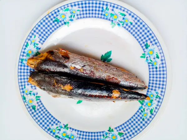 Beyaz arka planda izole edilmiş kızarmış küçük ton balığı. Yan yemek hazır..